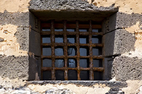 ブラウンの歪んだ城の窓を壊した壁アレシフェ ランサローテ島 — ストック写真