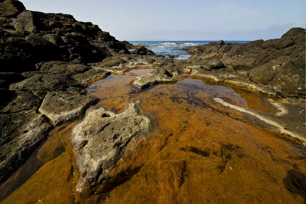 Spanje landschap rots s water in lanzarote isle — Stockfoto