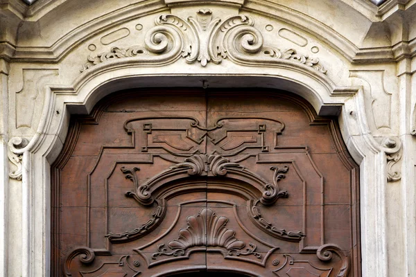 Abstract brass in a closed wood door lugano Switzerland — Stock Photo, Image