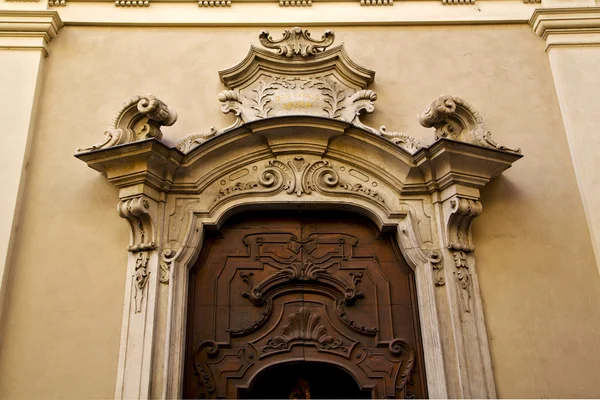 Kerkdeur en geel muur lugano Zwitserland swiss — Stockfoto