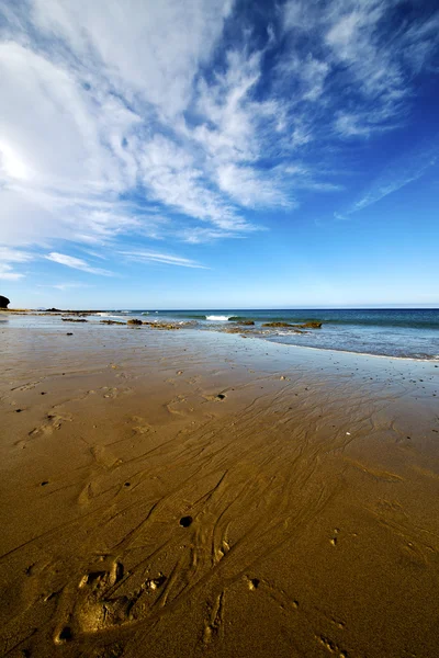 Voetstap in lanzarote wolk strand kust en in de zomer — Stockfoto