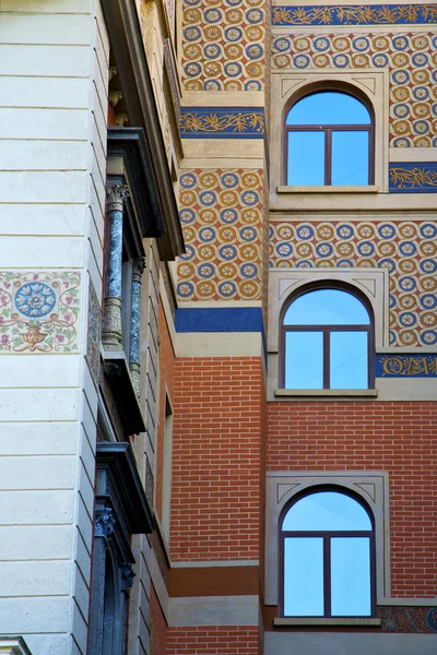 Janela de parede velha no centro da cidade lugano Suíça — Fotografia de Stock