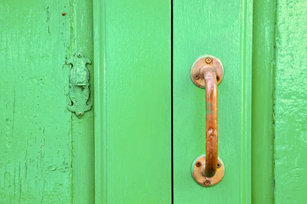 Spagna ottone bussare legno porta astratta nel verde — Foto Stock