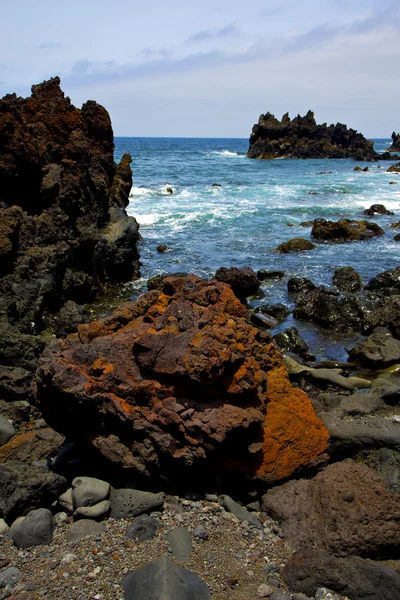 Stenen strand en in de zomer — Stockfoto