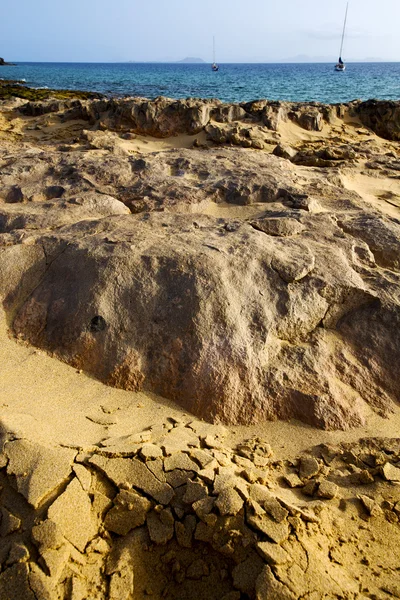 Tekne yat yaz ve lanzarote su içinde — Stok fotoğraf