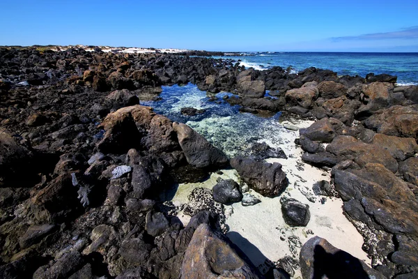 Obloha plážový voda ve Španělsku rock pěna ostrov lanzarote přistane — Stock fotografie