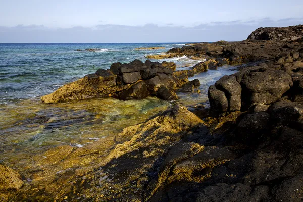 Spain pond stone sky coastline and summer lanzarote — Stock Photo, Image