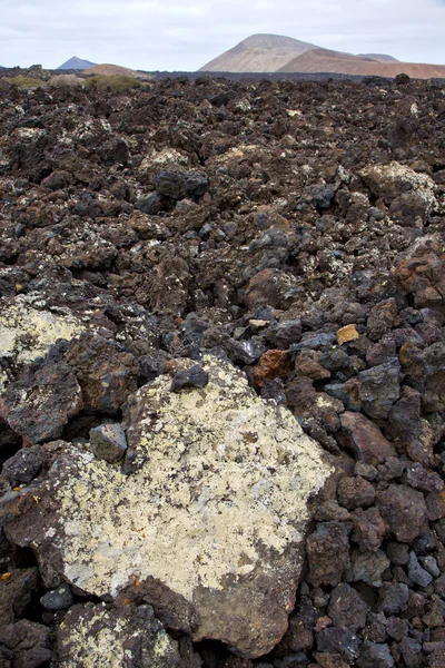 Pietra vulcanica a Los Vulcanes roccia cielo collina ed estate — Foto Stock