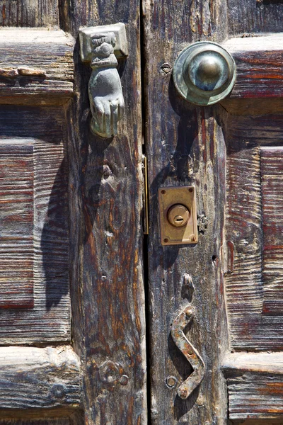 Knocker castello serratura Lanzarote legno porta il marrone rosso — Foto Stock