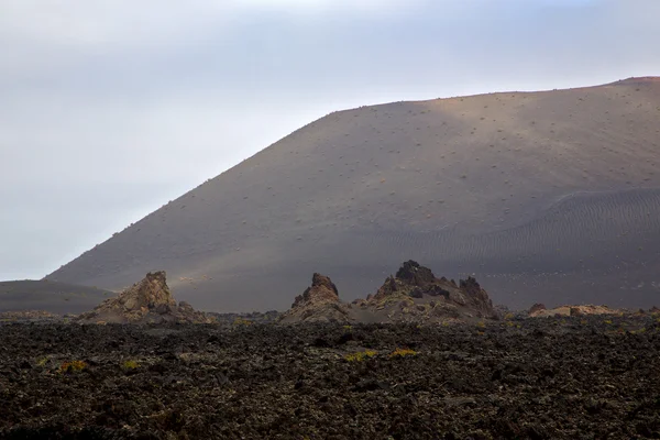 Vulkanische stenen vulkanen lanzarote timanfaya rock zomer — Stockfoto