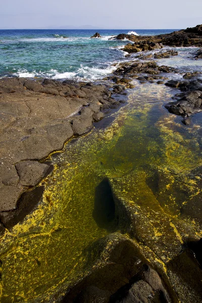 泡沫海岸线在兰萨罗特岛西班牙岩石石天上的云， — 图库照片