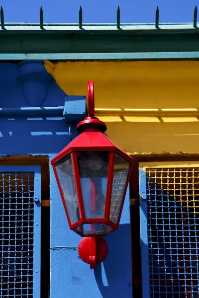 Lamp and a colorated wall in la boca buenos aires — Stock Photo, Image