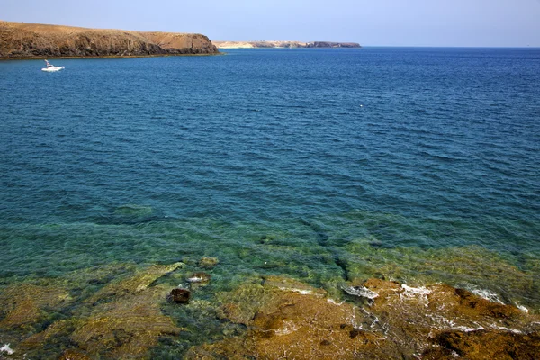 Costa en España estanque de almizcle playa yate de agua barco y verano — Foto de Stock