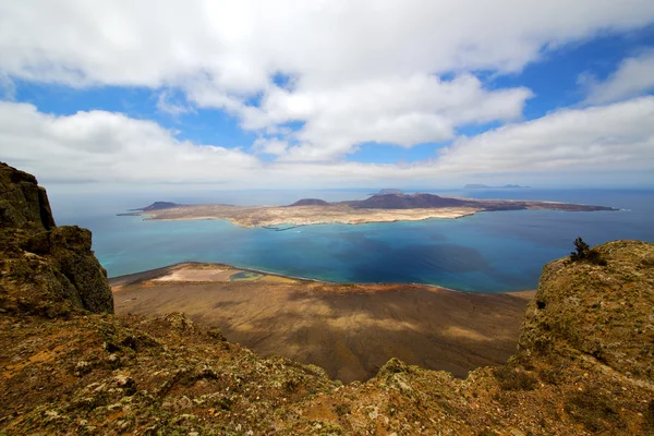 Del rio haven rock jacht water in lanzarote Spanje graciosa — Stockfoto