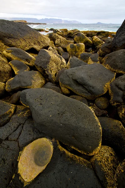 In lanzarote eiland schuim rock landschap stenen water — Stockfoto