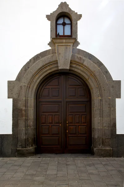 Lanzarote spain canarias brass brown knocker in a closed wood — Stock Photo, Image