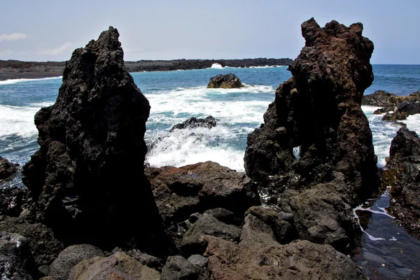 Rocher espagne plage eau dans lanzarote île mousse paysage st — Photo