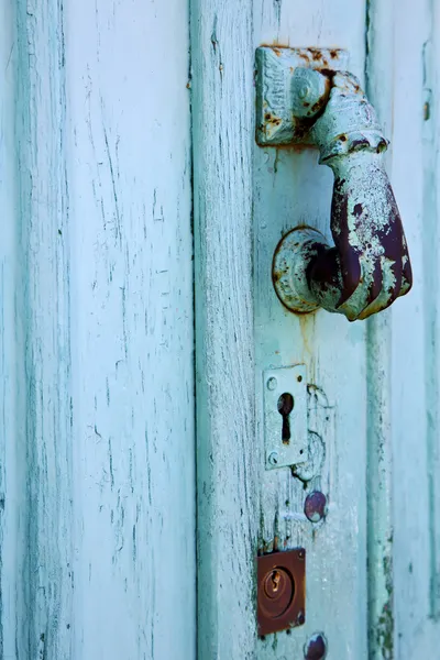 Spagna mano ottone bussare legno porta astratta nel grigio — Foto Stock