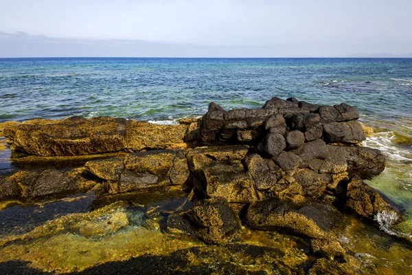 In lanzarote schuim kustlijn Spanje vijver rock stenen hemel wolk — Stockfoto