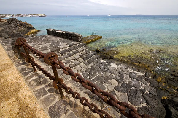 Pier roestig keten water boot jacht kustlijn en de zomer lanzar — Stockfoto