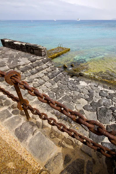 Pier rezavý řetěz voda v lanzarote — Stock fotografie