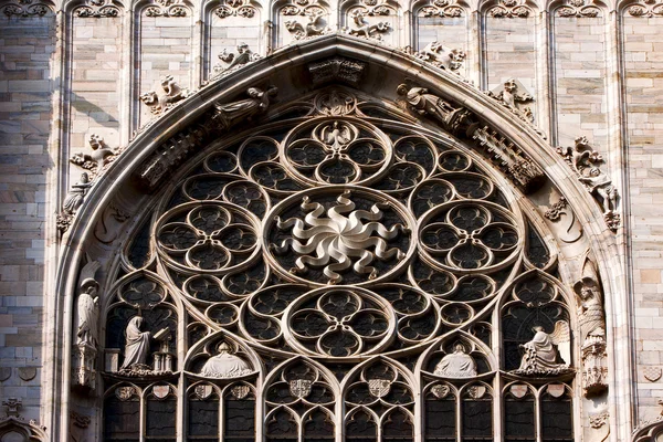 イタリア教会正面ミラノのドゥオーモ列 — ストック写真