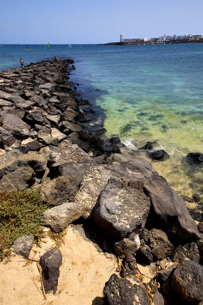 Molo w miejscowości wody łódź jacht wybrzeża i latem lanzarote — Stockfoto