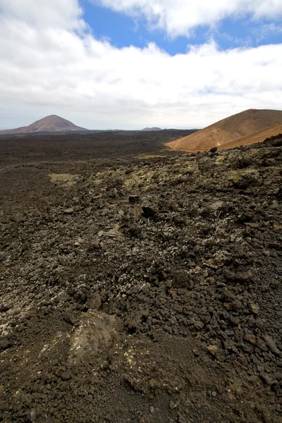 Stenen vulkanen lanzarote vulkanisch gesteente hemel heuvel zomer — Stockfoto