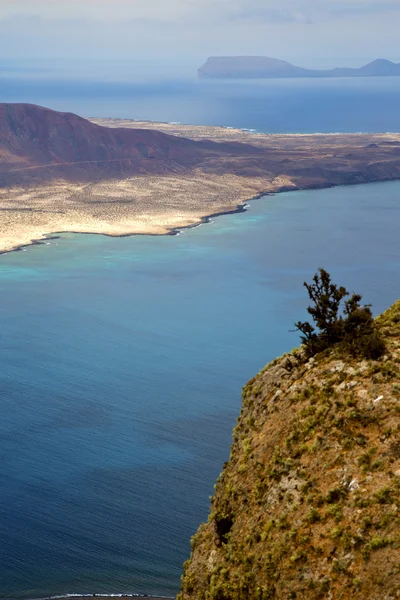 Bloem Spanje boot jacht water in lanzarote graciosa — Stockfoto