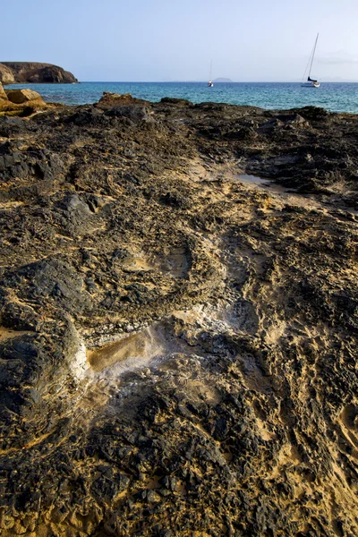 In lanzarote spanien moschus teich strand wasser jacht bootküste — Stockfoto