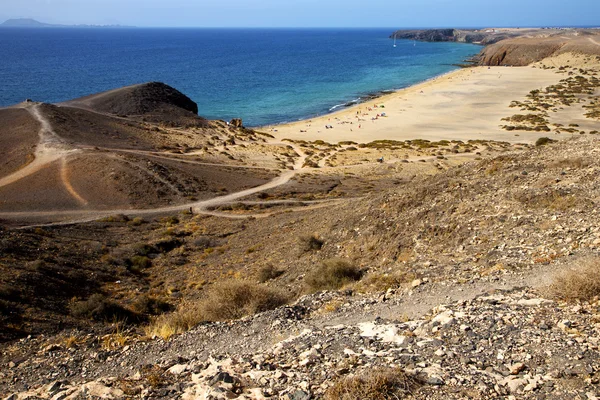 In lanzarote Spanje vijver rots stenen hemel wolk strand — Stockfoto