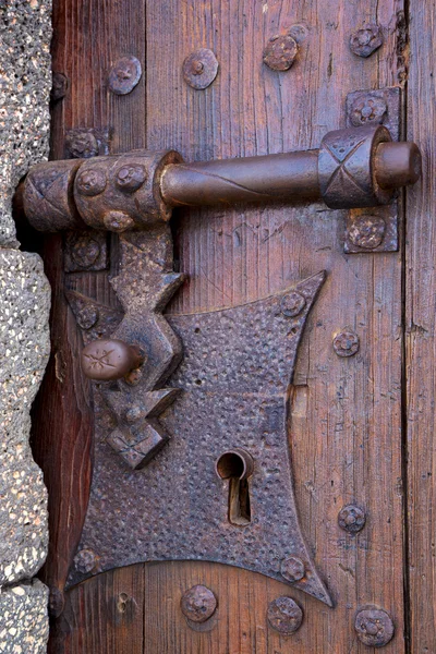 Zámek Zamknout Španělsko klepadlo abstraktní dveře dřevo v red brown — Stock fotografie