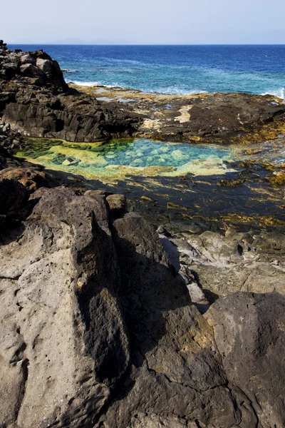 Kustlijn in lanzarote Spanje wolk strand water zomer — Stockfoto