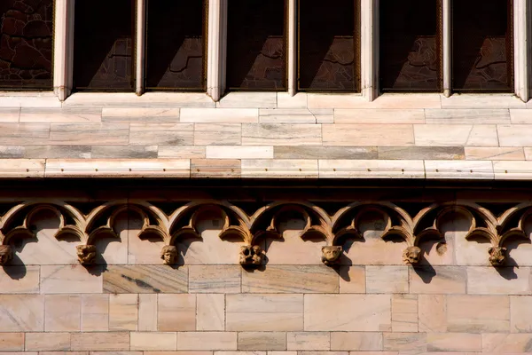 イタリアの教会のローズ窓ミラノと列の前部 — ストック写真