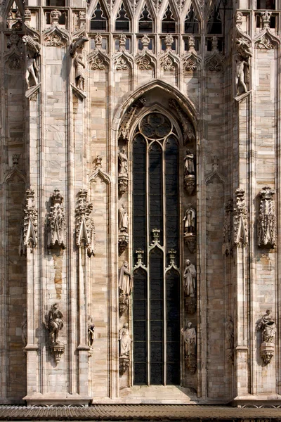 Italy church rose window the front of the duomo and column — Stock Photo, Image