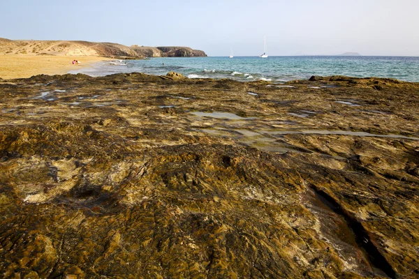 Light beach boat rock water and summer — Stock Photo, Image