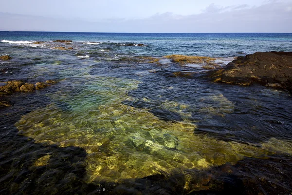 Spanje water kustlijn in lanzarote hemel wolk strand — Stockfoto