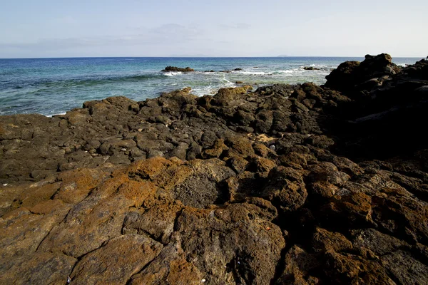 Espanha almíscar lagoa pedra céu em lanzarote — Fotografia de Stock