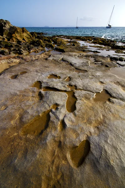 Strand boot jacht lanzarote Spanje kustlijn rock water en s — Stockfoto