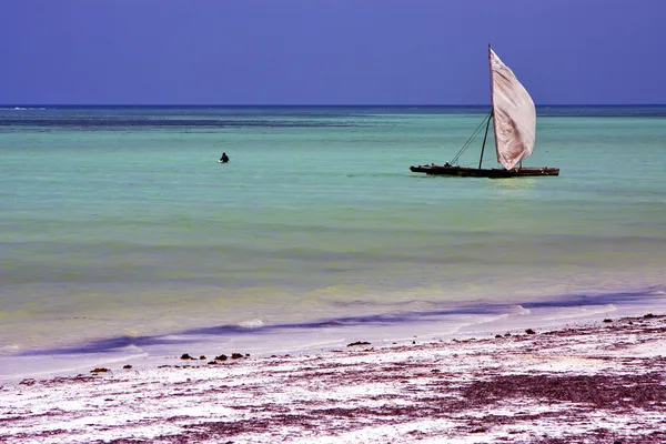 Línea de costa pirague barco en la laguna azul relajarse de África — Foto de Stock