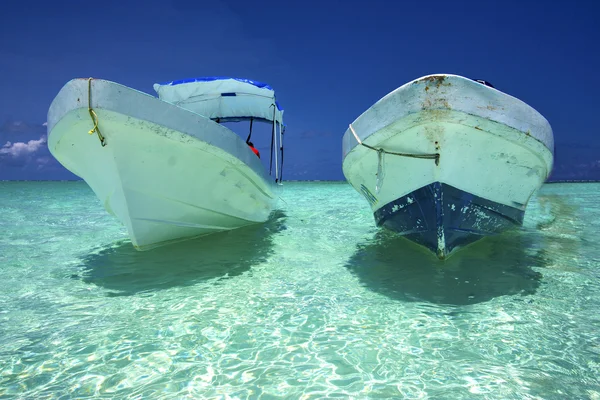 Barraca na lagoa azul relaxar barco sian kaan no méxico — Fotografia de Stock