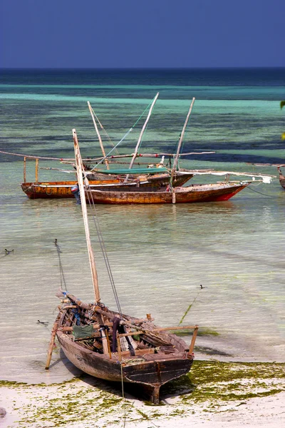 Costline člun pirague laguny uvolnit z zanzibar Afrika — Stock fotografie