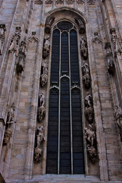Itálie kostelní okno v přední části Milánský — Stock fotografie