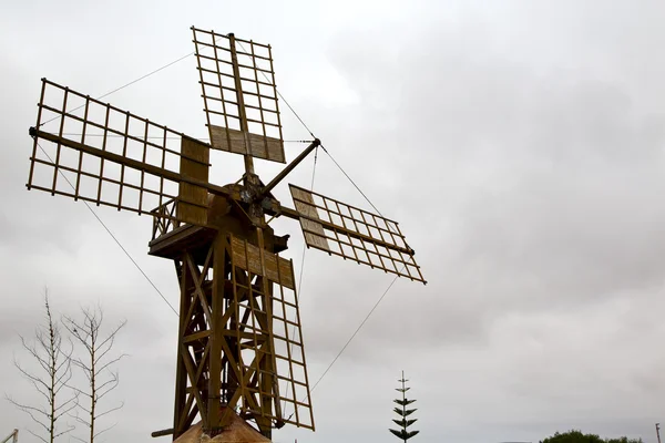 Moinhos de vento buraco na ilha de lanzarote África espanha — Fotografia de Stock
