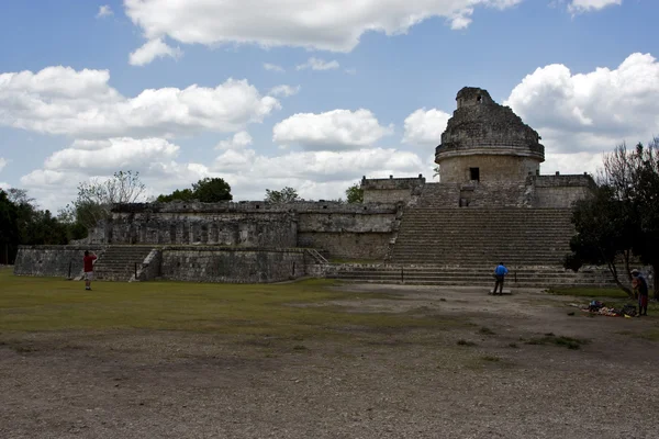 人野角度的寺庙 tulum 墨西哥的奇琴伊察 — 图库照片