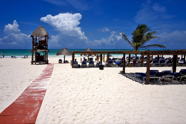 Lifeguard chair cabin in mexico rock stone — Stock Photo, Image