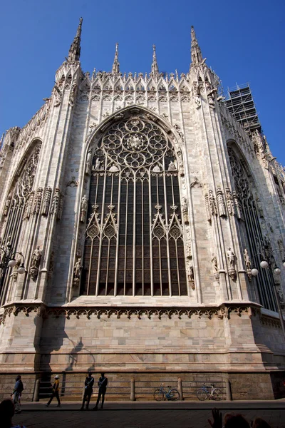 Spire italy church rose in milan and column — Stock Photo, Image