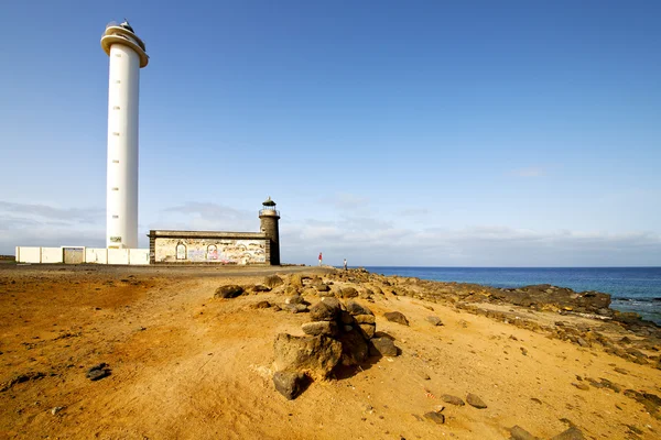 Атлантический океан Лансароте маяк и рок голубое небо — стоковое фото