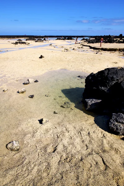 Pessoas passo litoral nuvem praia verão — Fotografia de Stock