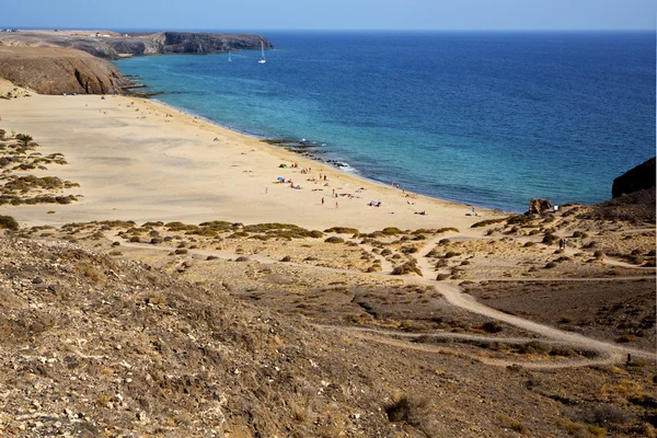 W lanzarote Hiszpania skały kamień plaży Hiszpania jacht — Zdjęcie stockowe